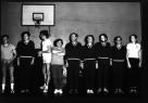 Tradycyjny mecz koszykówki nauczyciele-uczniowie Lata 70.. Od lewiej prof. Knoll, w rodku prof. T. Grabowski